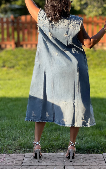sleeveless denim jacket with dress The perfect sleeveless, denim dress, that snaps up the front for easy on and off. Large pockets and a belt you can wear or not. Wearing a size 8. Bring on the